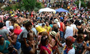 São Paulo - Desfile do Bloco Urubó, que resgata as marchinhas de carnaval, no Largo da Matriz de Nossa Senhora do Ó (Rovena Rosa/Agência Brasil)