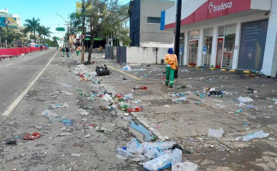 Expectativa de um público maior nas ruas durante o feriado pode aumentar a concentração de lixo. | Foto: Reprodução