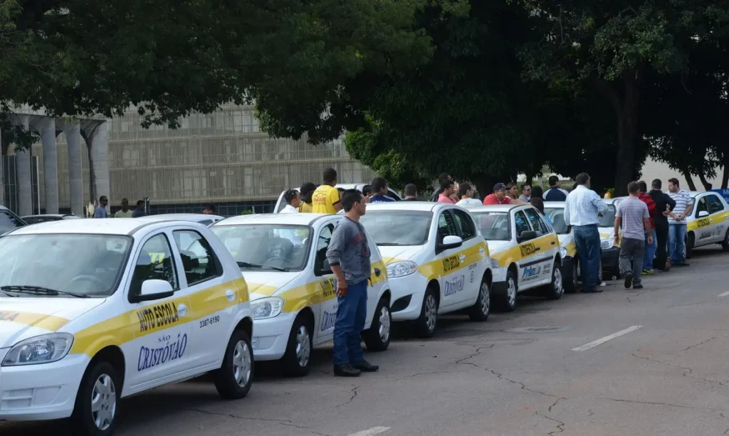 Caiado sanciona lei que obriga autoescolas a adaptarem veículos para deficientes físicos
