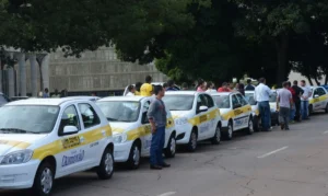Caiado sanciona lei que obriga autoescolas a adaptarem veículos para deficientes físicos