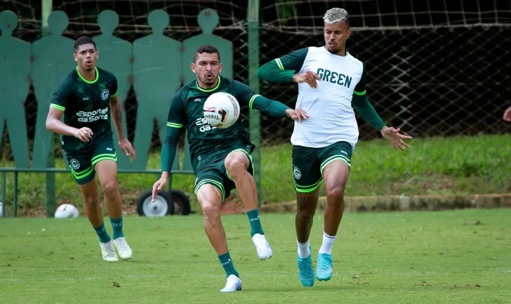 O lateral-esquerdo Bruno Melo (bola) acredita que o clássico contra o Goiânia será difícil | Foto: Rosiron Rodrigues/Goiás EC