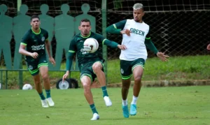 O lateral-esquerdo Bruno Melo (bola) acredita que o clássico contra o Goiânia será difícil | Foto: Rosiron Rodrigues/Goiás EC