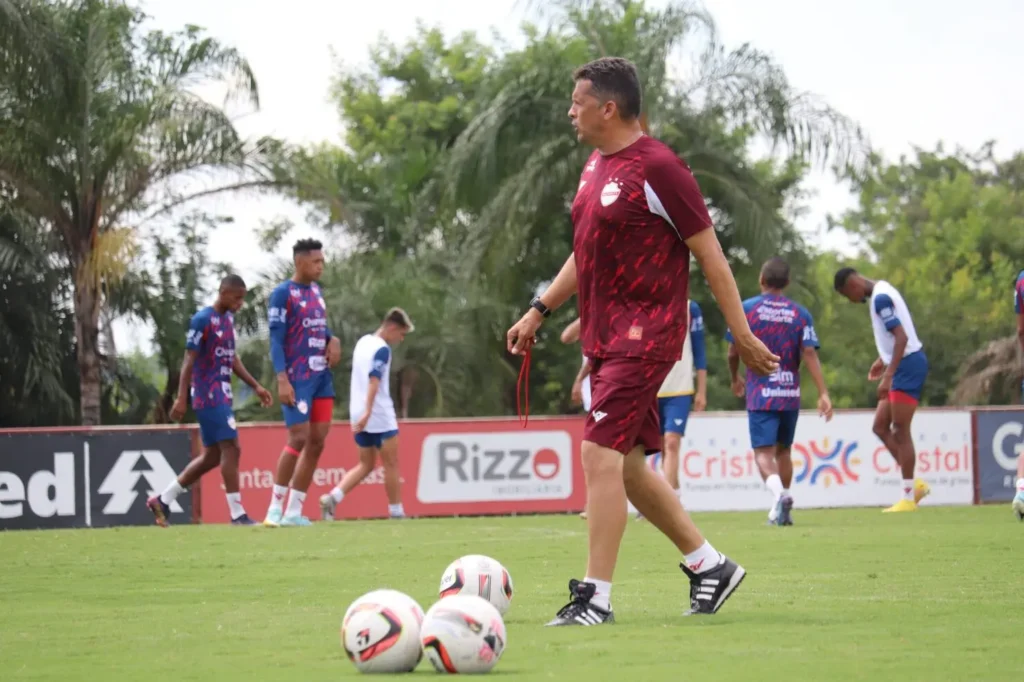 Claudinei Oliveira espera que o Vila Nova largue na frente por uma vaga nas semifinais do Goianão | Foto: Fernando Brito/Vila Nova FC