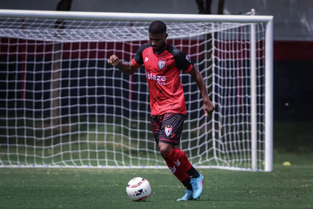 O zagueiro Emerson atuou, até aqui, em cinco jogos do Rubro-Negro na temporada | Foto: Ingryd Oliveira/Atlético-GO