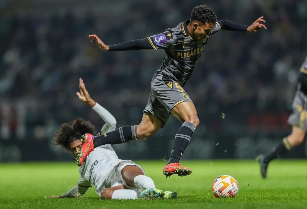 No domingo (19), o brasileiro Geovani Júnior anotou seu primeiro gol na temporada 2022-23 | Foto: Fábio Poço/Vitória SC