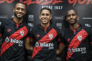 Gustavo Coutinho, Bruno Tubarão e Matheus Sales foram oficialmente apresentados pelo Dragão | Foto: Ingryd Oliveira/Atlético-GO
