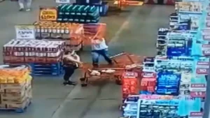 Homem joga carrinho de compras em mulher dentro de supermercado em Goiás