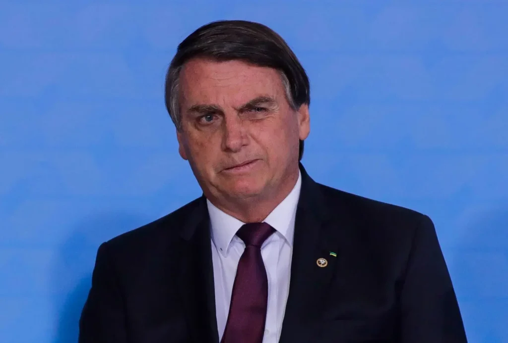 o presidente Jair Bolsonaro durante cerimônia que marca 100 milhões de poupanças sociais digitais Caixa. Também participam do evento o ministro da Economia, Paulo Guedes, e o presidente da Caixa, Pedro Guimarães. o presidente Jair Bolsonaro, no Palácio do Planalto, de cerimônia alusiva à marca de 100 milhões de poupanças sociais digitais Caixa. Também participaram do evento o ministro da Economia, Paulo Guedes, e o presidente da Caixa, Pedro Guimarães.Sérgio Lima/Poder360 04.11.2020