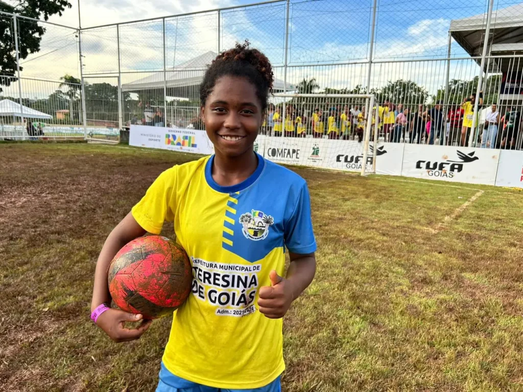 A centroavante Lorrayne é um dos destaques do time da comunidade de Diadema, da cidade de Teresina de Goiás | Foto: Divulgação