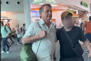 Ele foi filmado circulando por uma aeroporto norte-americano e cumprimentando apoiadores no país | Imagens: Reprodução