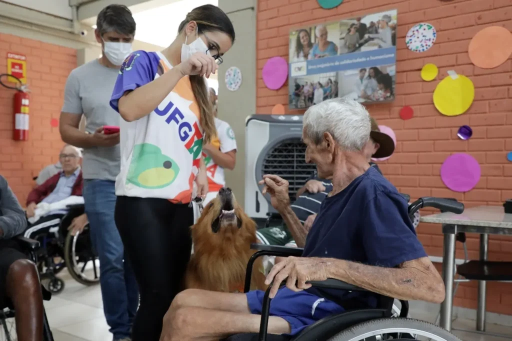 Projeto da Universidade Federal de Goiás levou animais e seus tutores até o centro de idosos do governo estadual localizado no Jardim Bela Vista. | Foto: Divulgação