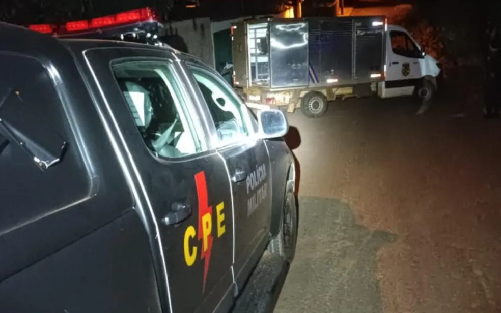 Marido é preso após contar em bar que matou e enterrou mulher no quintal de casa, diz polícia