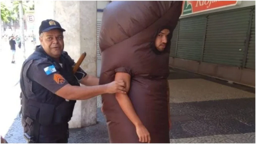 Homem com fantasia de 'pinto' é detido por atitude suspeita no Rio de Janeiro||