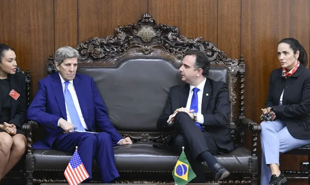 Brasília (DF), 28.02.2023 - Presidente do Senado Federal, senador Rodrigo Pacheco (PSD-MG), recebe o enviado especial da presidência dos Estados Unidos da América (EUA) para Assuntos de Clima, John Kerry, para discutir questões climáticas. Foto: Geraldo Magela/Agência Senado