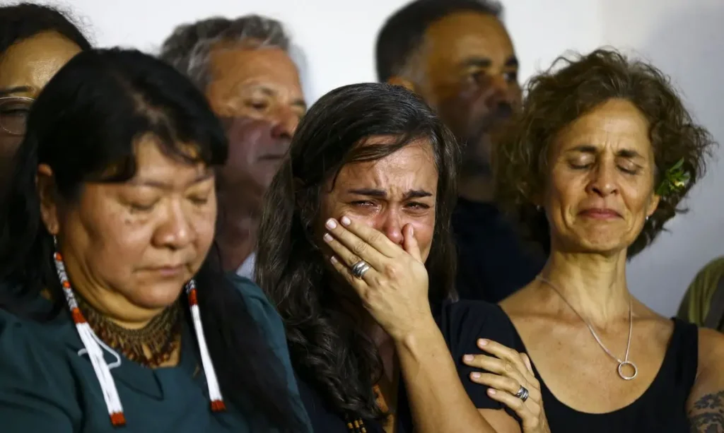 A presidente da Funai, Joênia Wapichana (E), a esposa do indigenista Bruno Pereira, Beatriz de Almeida (C), e a esposa do jornalista Dom Phillips, Alessandra Sampaio (D) - Marcelo Camargo/Agência Brasil