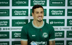 Atacante de 27 anos fez cirurgia no pé na virada do ano e vinha sendo monitorado (Foto: Rosiron Rodrigues/Goiás EC)
