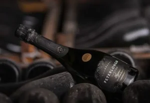A marca Peterlongo mantém o termo champanhe nos rótulos da marca ‘Elegance’, a linha superior, as demais adotam o termo espumante | Foto: Divulgação