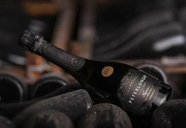 A marca Peterlongo mantém o termo champanhe nos rótulos da marca ‘Elegance’, a linha superior, as demais adotam o termo espumante | Foto: Divulgação