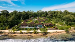 La Coralina Island House é um verdadeiro santuário verde no caribe panamenho, área protegida e considerada Patrimônio da Unesco | Foto: Divulgação