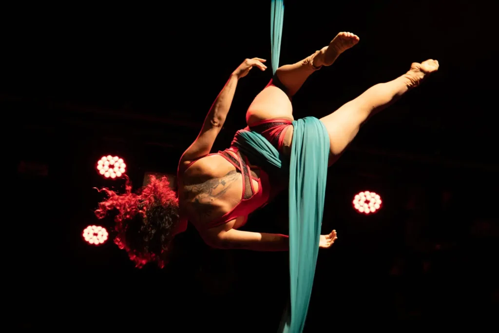 Alunos do curso Técnico em Artes Circenses sobem ao palco do Teatro Escola Basileu França, a partir das 19h, neste sábado (25) | Foto: Divulgação