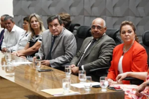 Prefeito Rogério Cruz participou de solenidade presidida por aliado | Foto: Reprodução/ Will Rosa