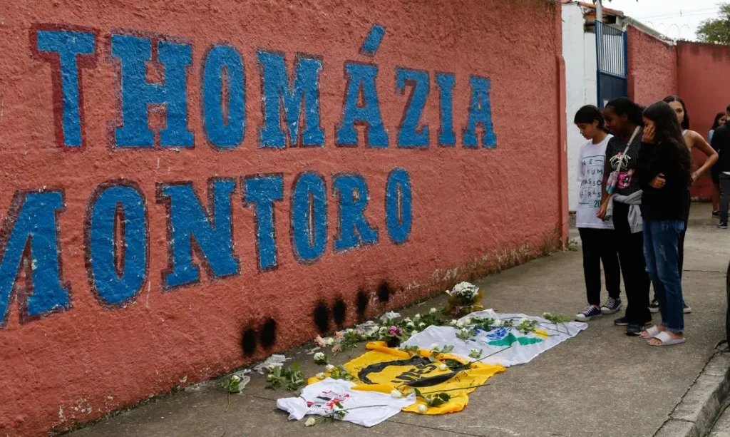 São Paulo (SP), 28/03/2023 - Alunos da escola estadual Thomazia Montoro e secundaristas do movimento estudantil prestam homenagens às vítimas do ataque, na porta da escola, em Vila Sônia. Foto: Fernando Frazão/Agência Brasil