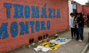 São Paulo (SP), 28/03/2023 - Alunos da escola estadual Thomazia Montoro e secundaristas do movimento estudantil prestam homenagens às vítimas do ataque, na porta da escola, em Vila Sônia. Foto: Fernando Frazão/Agência Brasil