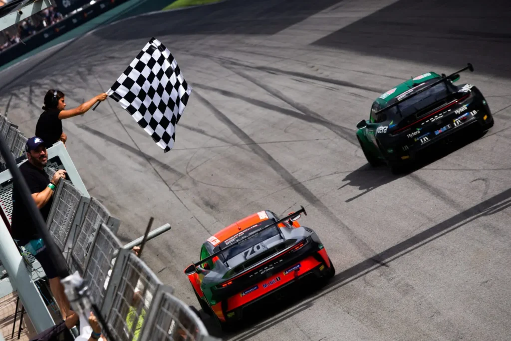 Alceu Feldmann segurou Miguel Paludo e Nicolas Costa na volta final da prova que fechou a primeira etapa da temporada 2023 da categoria (Foto: Rafael Gagliano/Porsche Cup Brasil)
