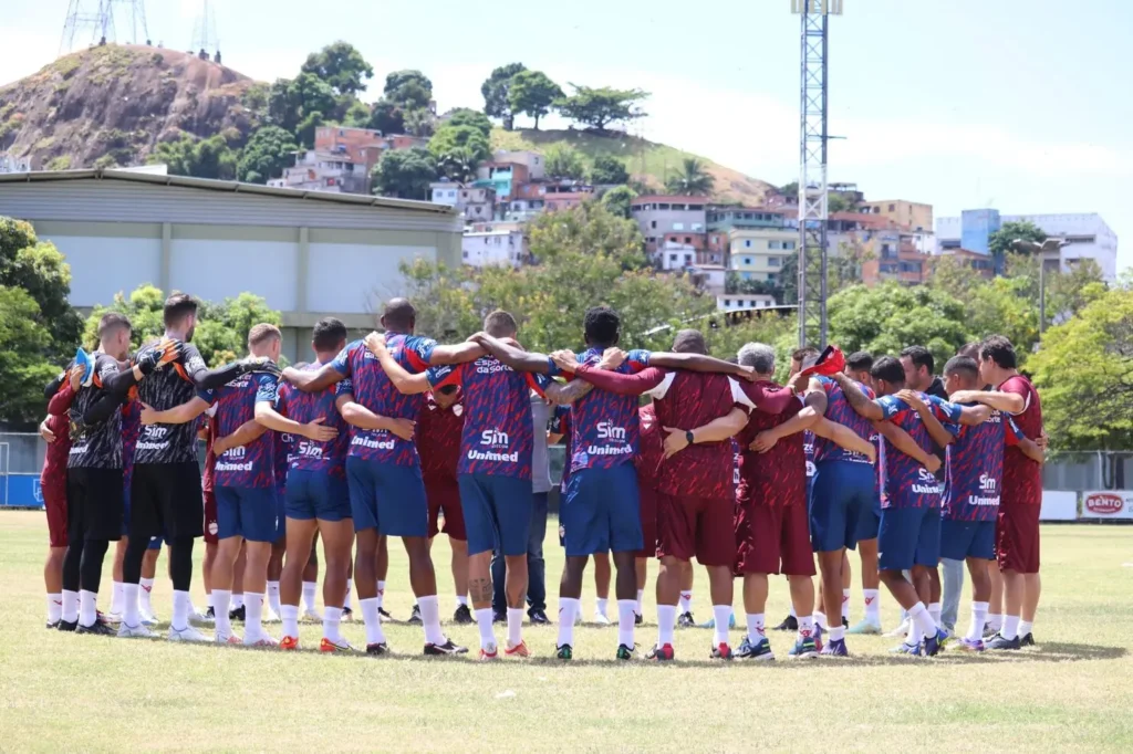 Treinador do Vila Nova destaca poder de reação e união do time colorado para buscar classificação após erro individual de zagueiro (Foto: Fernando Brito / Vila Nova)