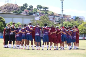 Treinador do Vila Nova destaca poder de reação e união do time colorado para buscar classificação após erro individual de zagueiro (Foto: Fernando Brito / Vila Nova)