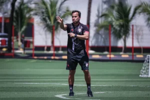 Técnico interino do Atlético-GO entrega trabalho para Mozart e fala em grupo comprometido (Foto: Ingryd Oliveira/ACG)