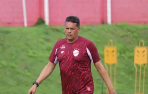 Claudinei Oliveira reconhece início ruim de temporada do Vila Nova (Foto: Beto Côrrea / Vila Nova)