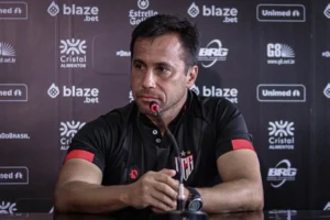 O interino Anderson Gomes foi o técnico do Atlético Goianiense na partida diante do Iporá | Foto: Ingryd Oliveira/Atlético-GO