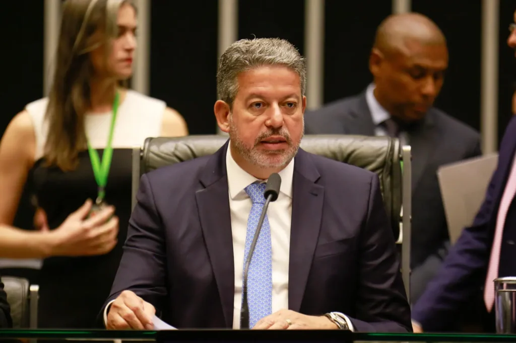Dep. Arthur Lira preside a sessão da Câmara dos Deputados durante a entrega da  Medalha do Mérito Legislativo, reconhecimento concedido a instituições ou personalidades que prestaram serviços à população ou ao Poder Legislativo. Sérgio Lima/Poder360 07.dez.2022