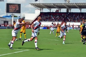 No Estádio Antônio Accioly, o Atlético Goianiense goleou o Iporá por 7 a 1 | Foto: Afonso Cardoso
