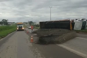 Acidente: BR-153 fica parcialmente interditada entre Aparecida e Hidrolândia