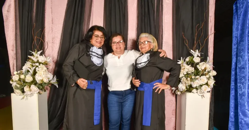 Vitalina e Maria Helena, de 79 e 59 anos, estão entre os 83 formandos do Projeto Alfabetização e Família e agora querem continuar os estudos. | Foto: Divulgação