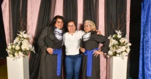 Vitalina e Maria Helena, de 79 e 59 anos, estão entre os 83 formandos do Projeto Alfabetização e Família e agora querem continuar os estudos. | Foto: Divulgação
