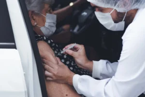 Dados da Secretaria de Estado da Saúde de Goiás revelam que 60 mil pessoas receberam a dose de reforço contra a Covid-19. | Foto: Divulgação
