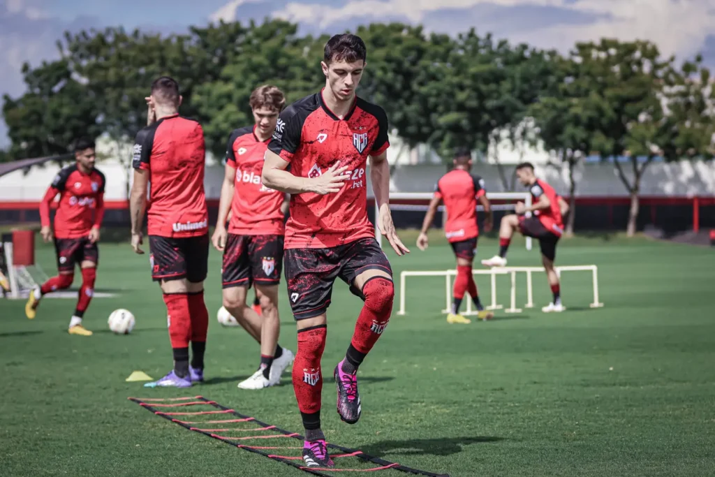 O meia Shaylon é um dos destaques do Atlético Goianiense no Campeonato Goiano de 2023 | Ingryd Oliveira/Atlético-GO