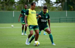 O atacante Vinícius (amarelo) acredita que o Goiás terá uma partida difícil pela Copa do Brasil | Foto: Rosiron Rodrigues/Goiás EC