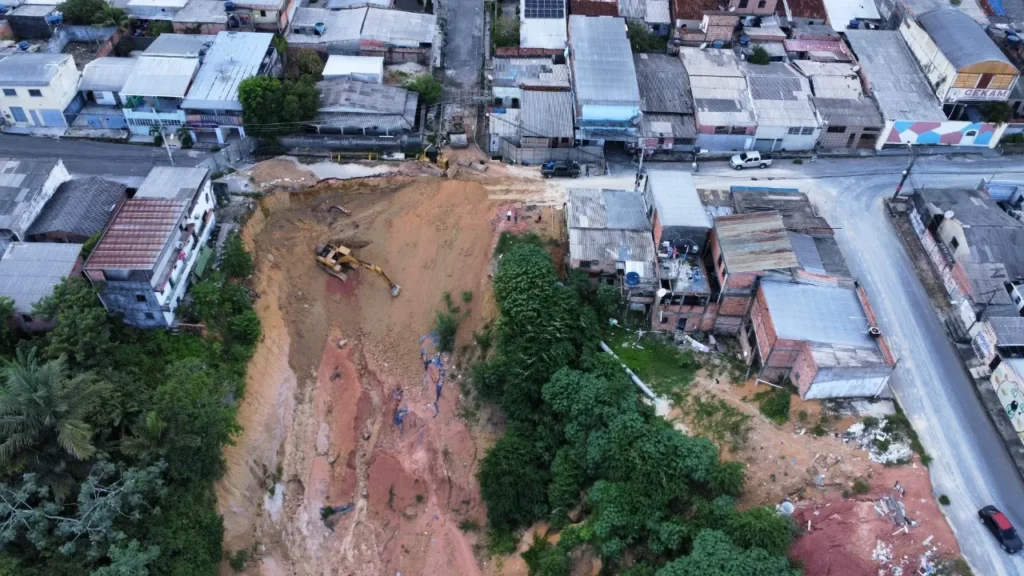 A Prefeitura de Manaus informou que 11 casas teriam sido soterradas | Foto: Divulgação/Seminf