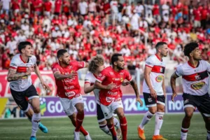 Pela primeira vez em sua história, o Galo da Comarca vence no OBA e volta à semifinal do Goianão após 7 anos (Foto: Roberto Côrrea/Vila Nova)