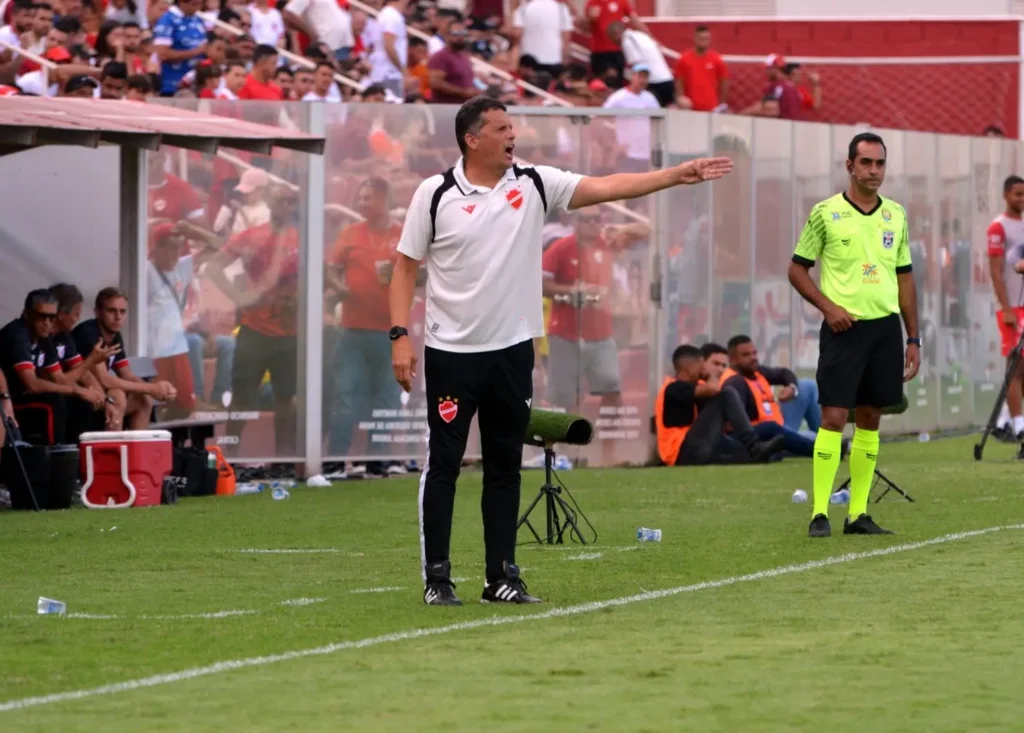 Após ser eliminado no Campeonato Goiano, Vila Nova necessita digerir o fracasso e buscar vaga na Copa do Brasil por meio da Copa Verde (Foto: Afonso Cardoso)
