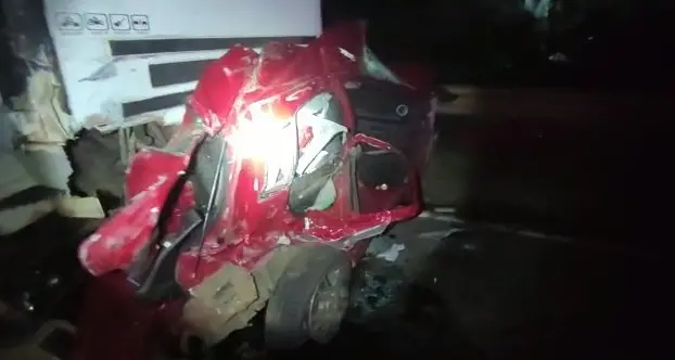 Caminhão perde freios, atinge veículos e bloqueia trecho da BR-153, em Goiânia