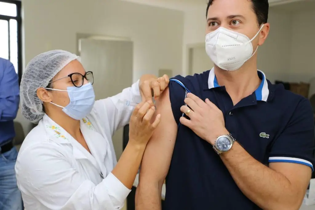 A vacina bivalente, que protege contra a Ômicron e suas subvariantes, é oferecida a todas as pessoas dos grupos prioritários | Foto: Secom