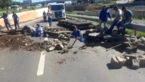 Segundo a gestão, o serviço é de rotina, com a finalidade de melhorar a drenagem na pista da marginal | Foto: Seinfra