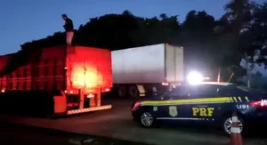 PRF prende caminhoneiro com carga milionária de cigarros em Itumbiara