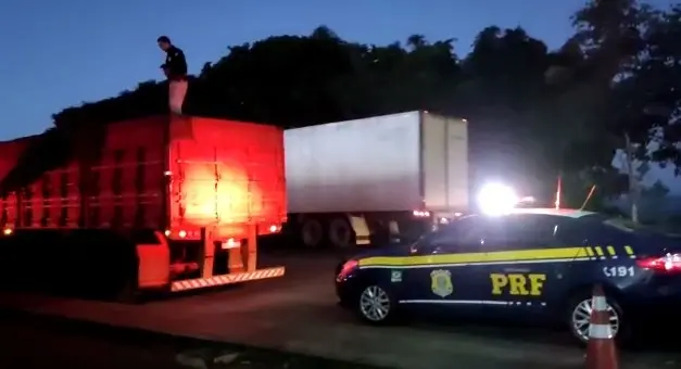PRF prende caminhoneiro com carga milionária de cigarros em Itumbiara