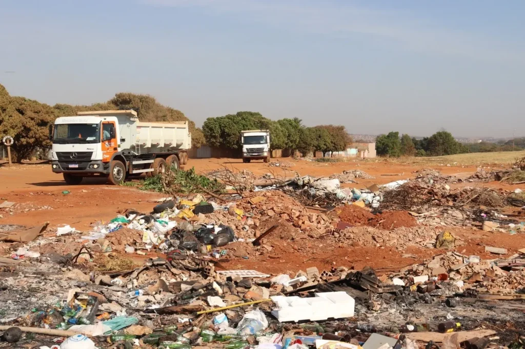 A companhia aponta que os resíduos jogados indiscriminadamente pelas vias públicas e lotes nem sempre podem ser reaproveitados | Foto: Comurg